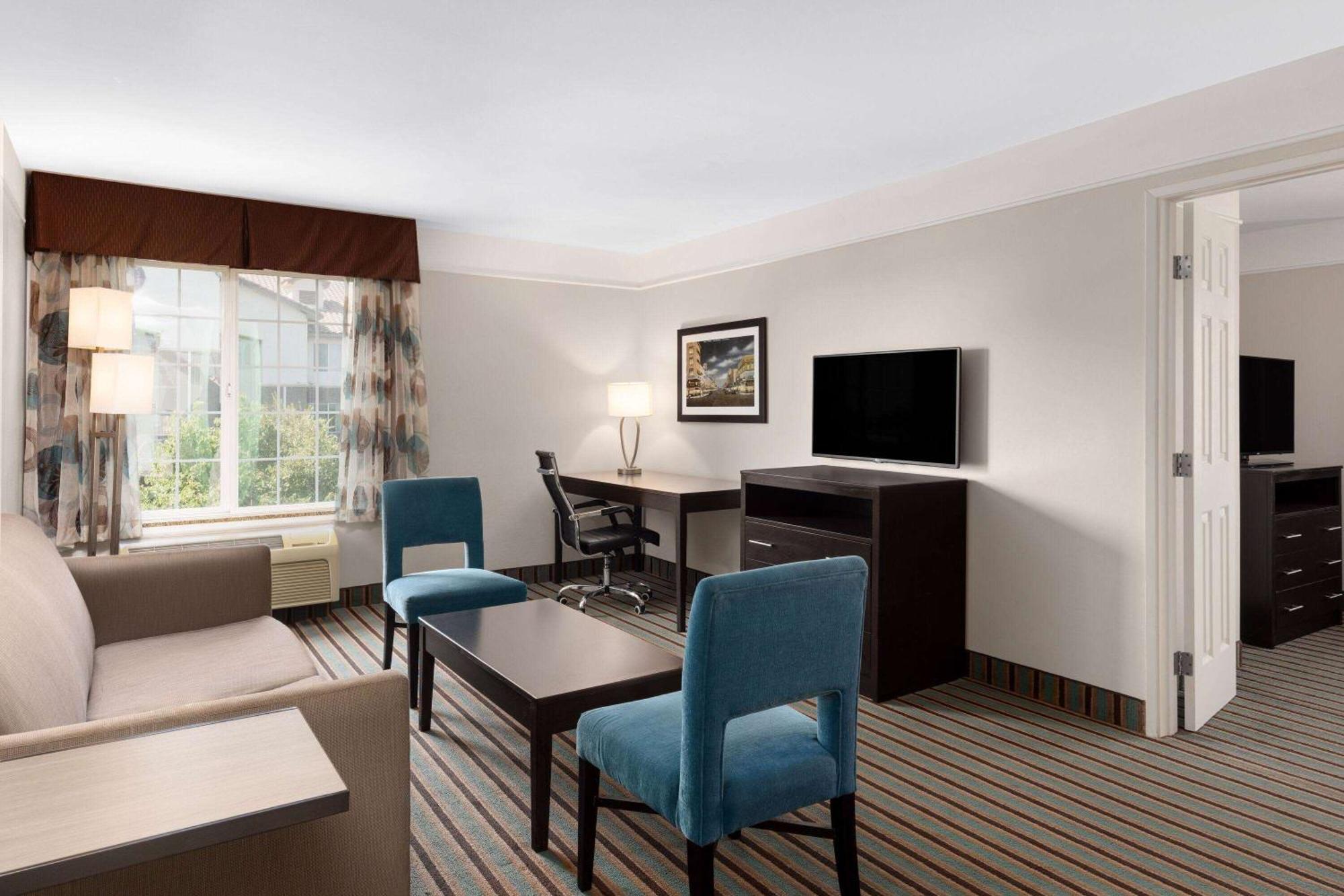 Отель La Quinta By Wyndham Bakersfield North Экстерьер фото