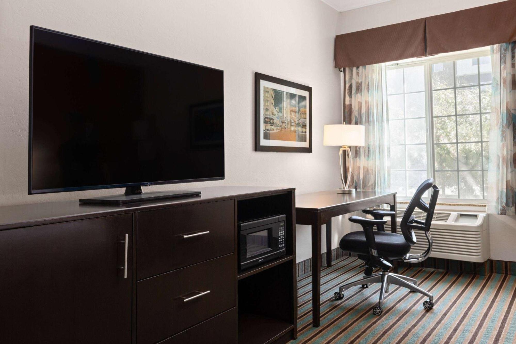 Отель La Quinta By Wyndham Bakersfield North Экстерьер фото