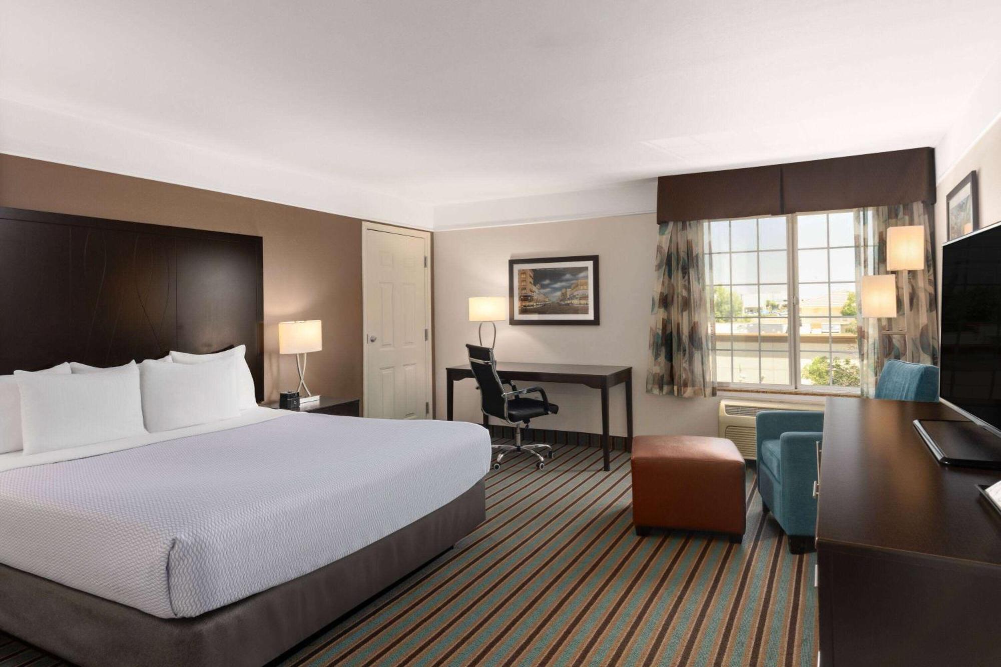 Отель La Quinta By Wyndham Bakersfield North Экстерьер фото