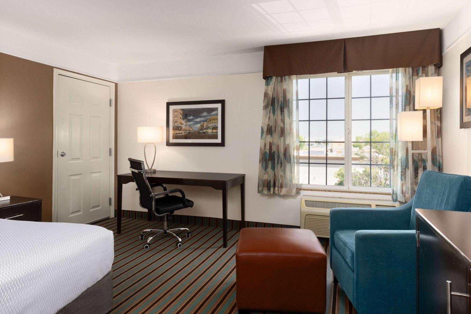 Отель La Quinta By Wyndham Bakersfield North Экстерьер фото