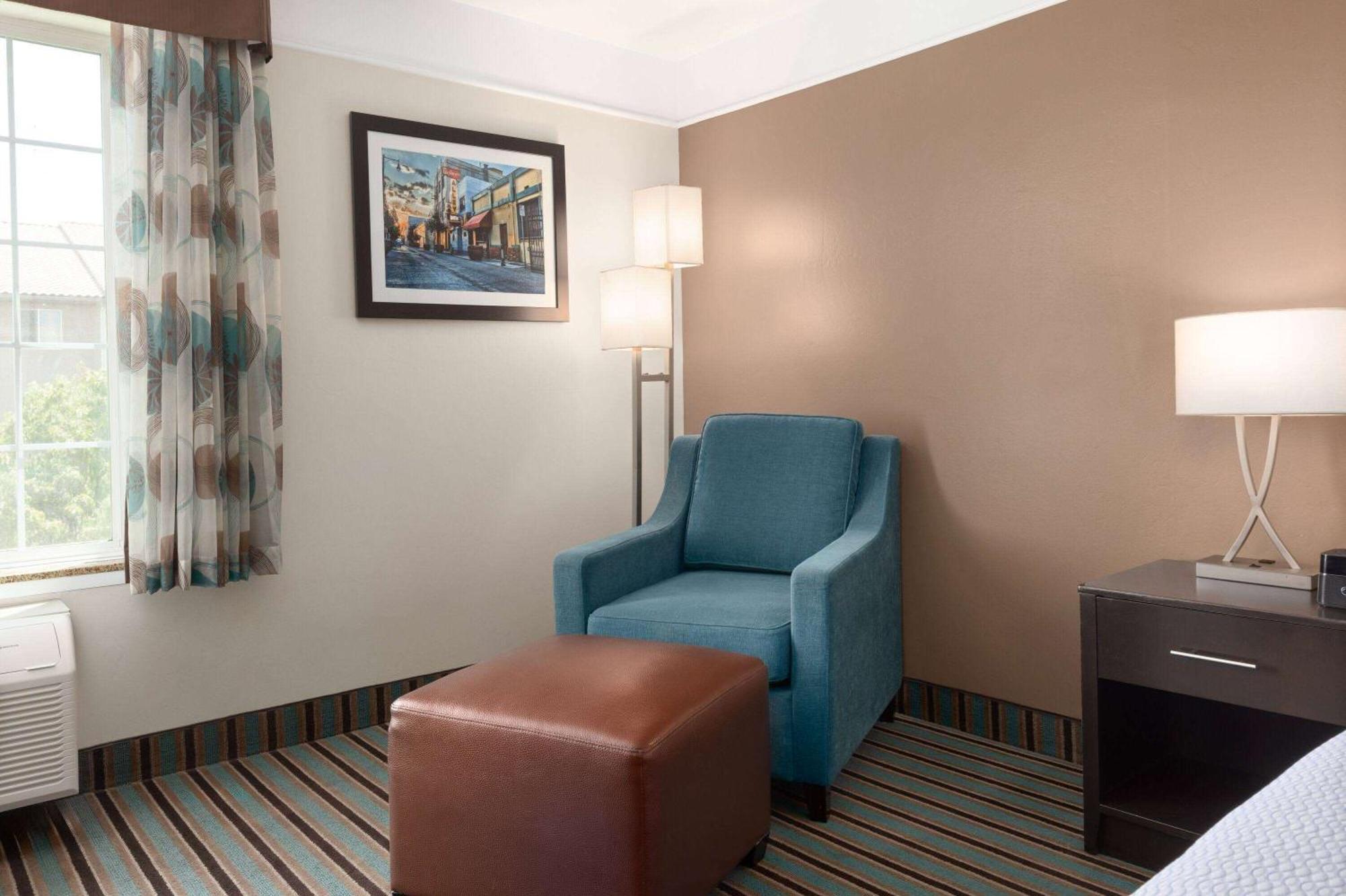Отель La Quinta By Wyndham Bakersfield North Экстерьер фото