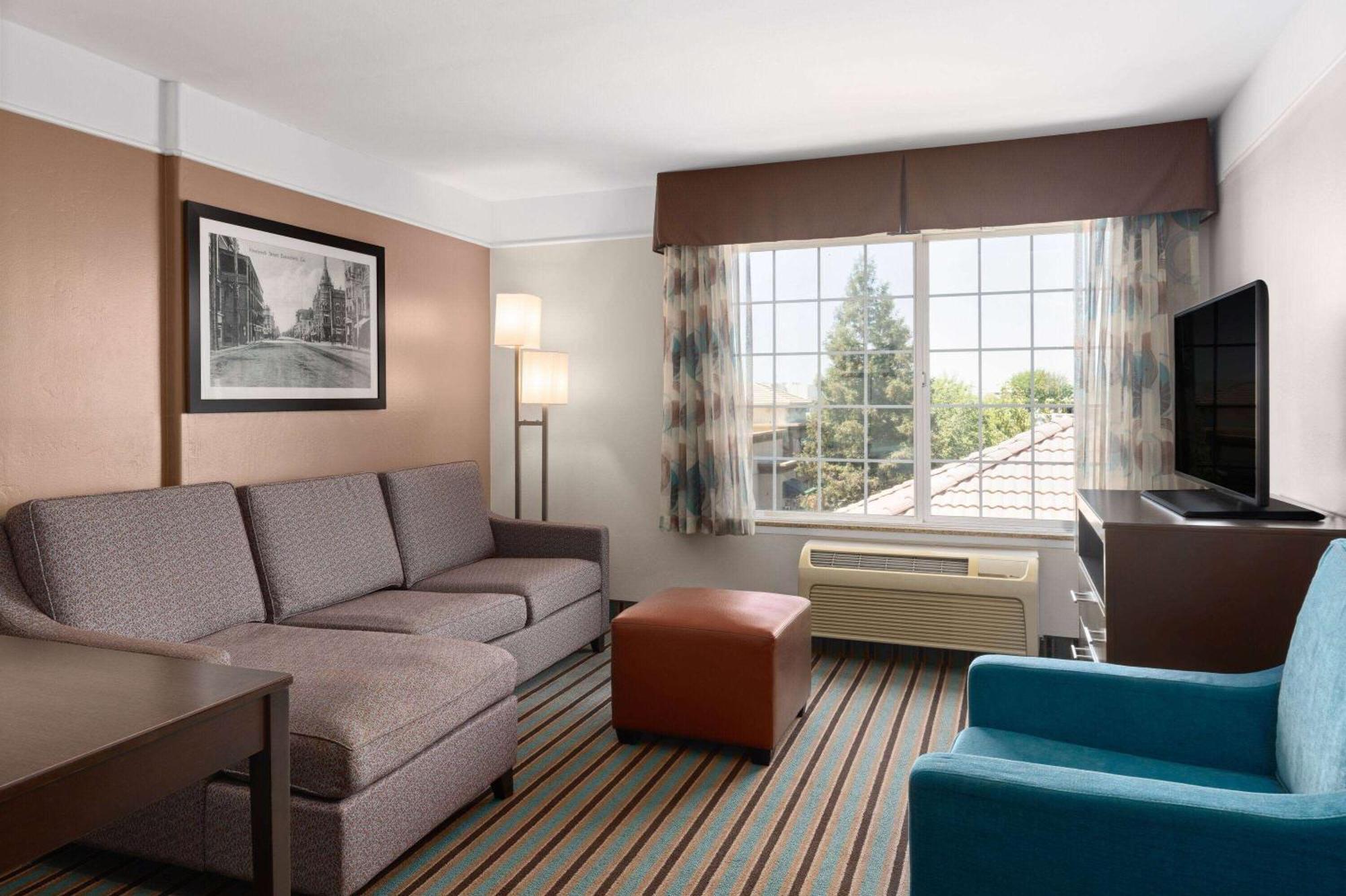 Отель La Quinta By Wyndham Bakersfield North Экстерьер фото