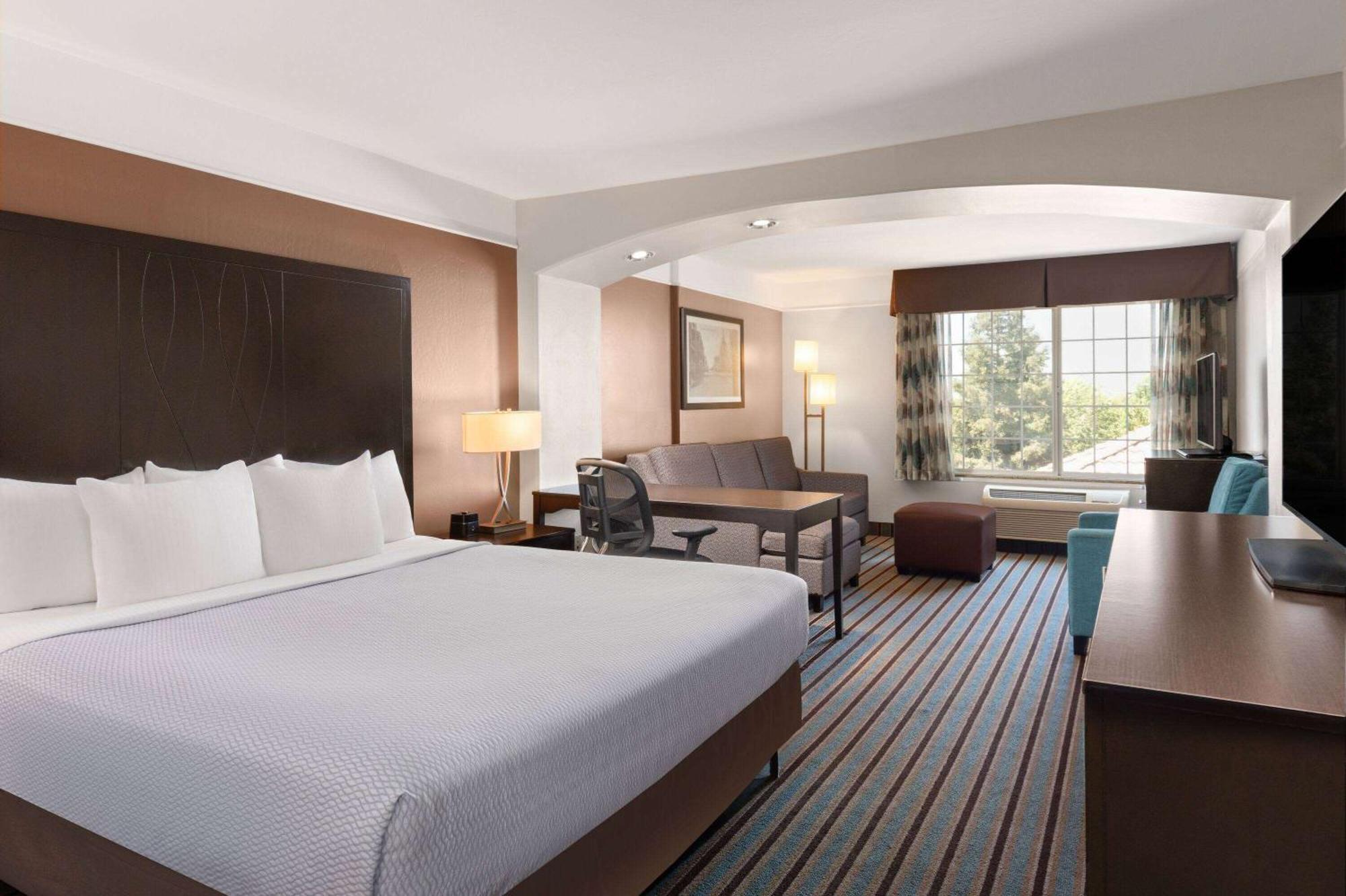 Отель La Quinta By Wyndham Bakersfield North Экстерьер фото