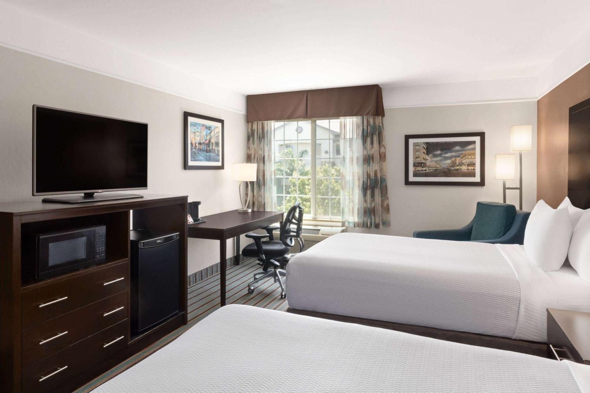Отель La Quinta By Wyndham Bakersfield North Экстерьер фото